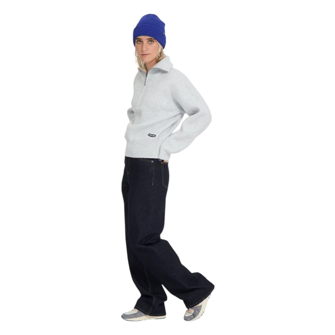 Femme portant le pull Born2ride Volcom Voltrane en maille chinée beige avec col zippé et bonnet bleu