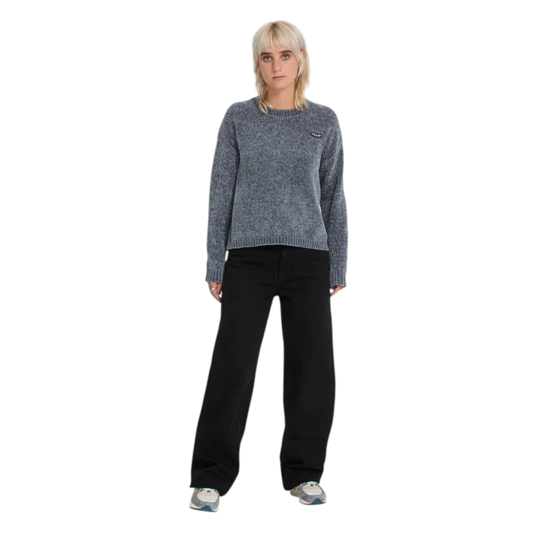 Mannequin portant le pull en maille Born2ride Volcom Bubble Tease bleu orage avec un pantalon noir large