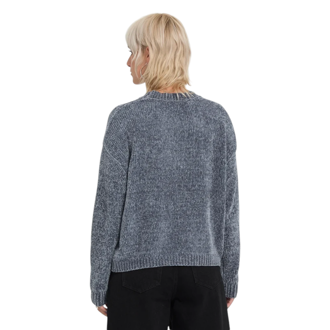 Vue arrière du pull en maille Born2ride Volcom Bubble Tease bleu orage porté par une femme blonde