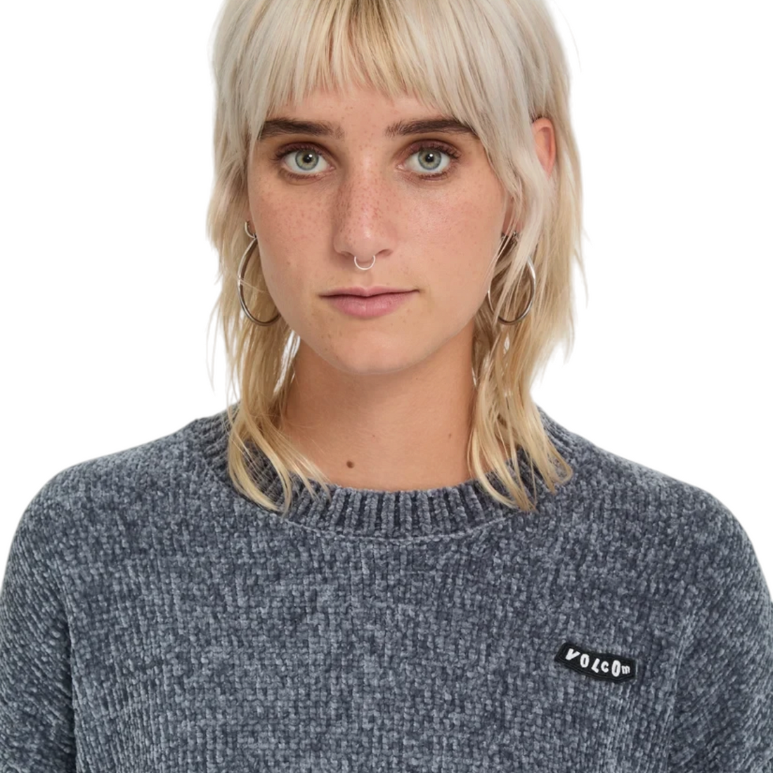 Modèle portant le pull en maille Born2ride Volcom Bubble Tease bleu orage avec logo sur la poitrine
