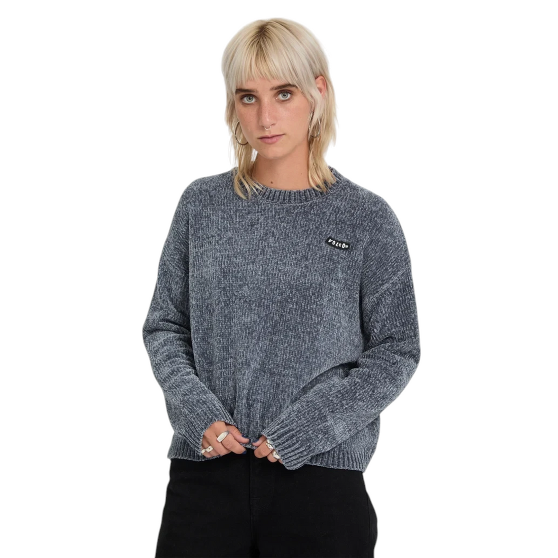 Femme portant le pull en maille Born2ride Volcom Bubble Tease bleu orage avec logo sur la poitrine