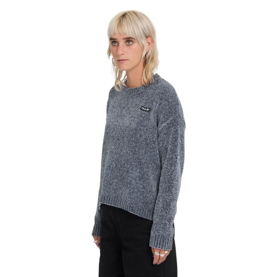 Femme portant le pull en maille Born2ride Volcom Bubble Tease bleu orage avec logo sur la poitrine