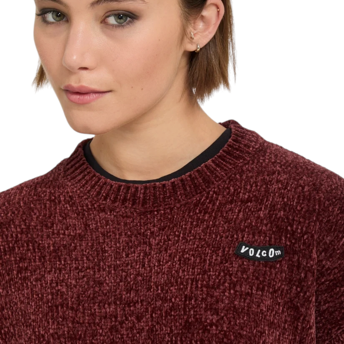 Pull en maille Born2ride Volcom Bubble Tease couleur brique porté par une femme, style streetwear décontracté