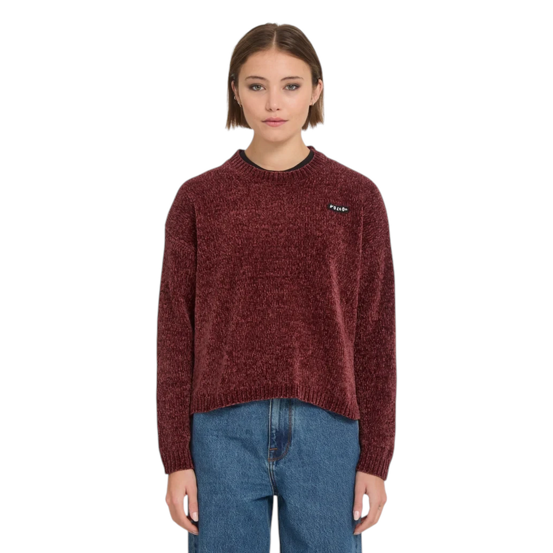 Pull en maille Born2ride Volcom Bubble Tease couleur brique porté par une femme avec un jean bleu
