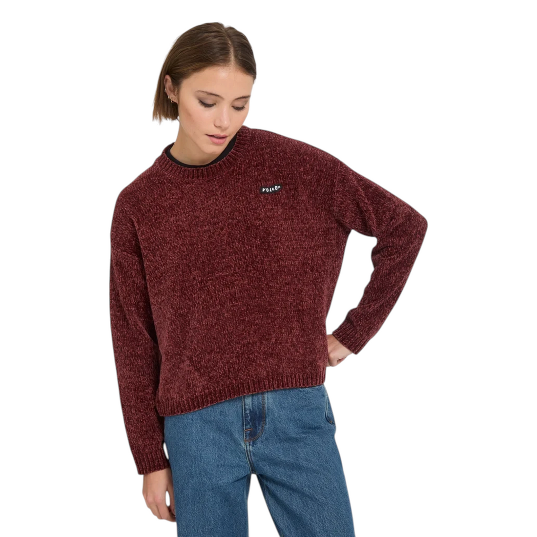 Femme portant le pull en maille Born2ride Volcom Bubble Tease couleur brique avec logo sur la poitrine