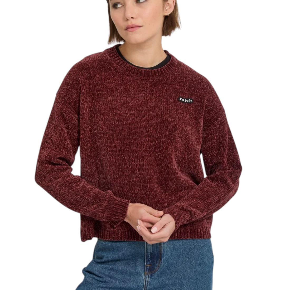 Femme portant le pull en maille Born2ride Volcom Bubble Tease couleur brique avec col rond et logo discret