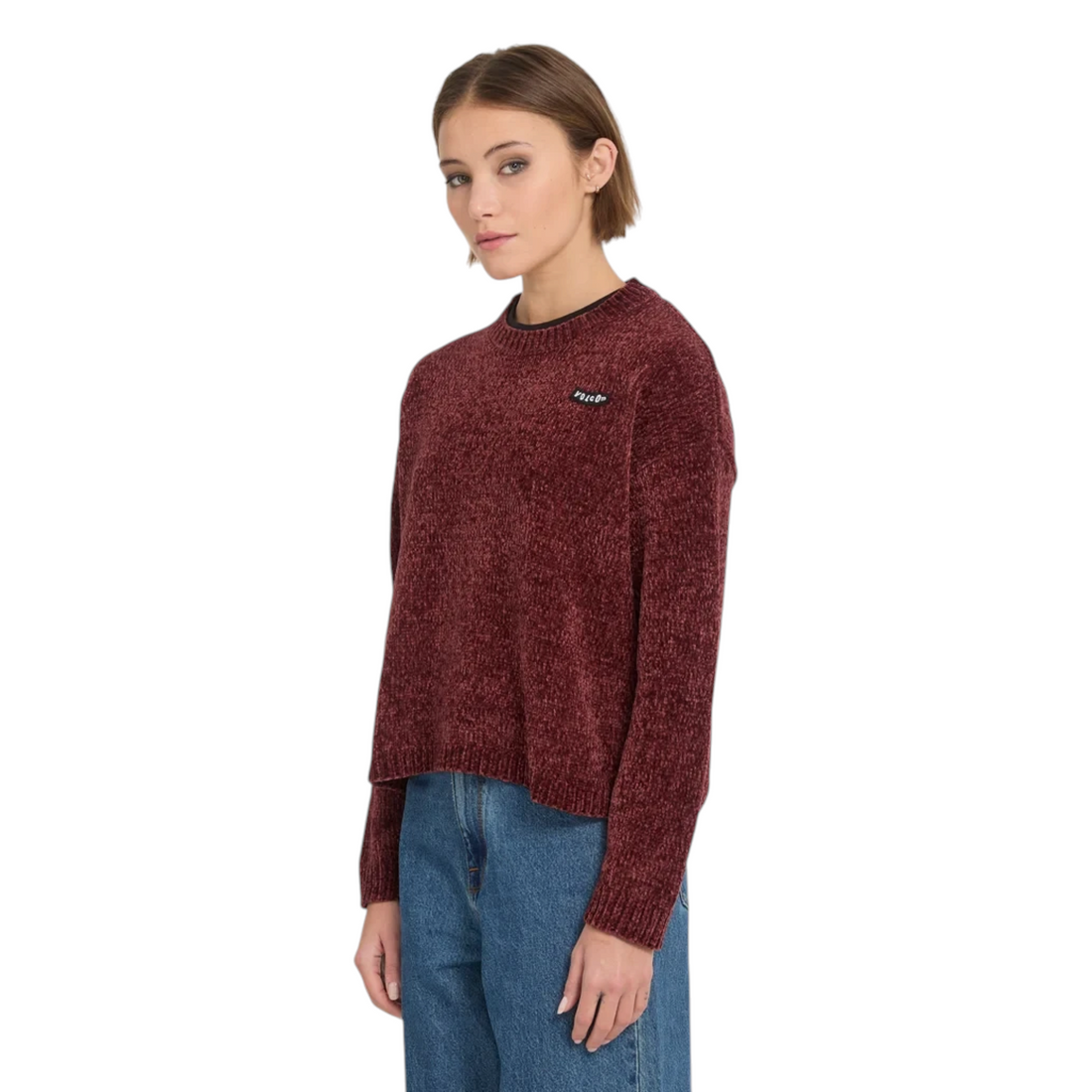 Pull en maille Born2ride Volcom Bubble Tease couleur brique porté par une femme avec un jean bleu