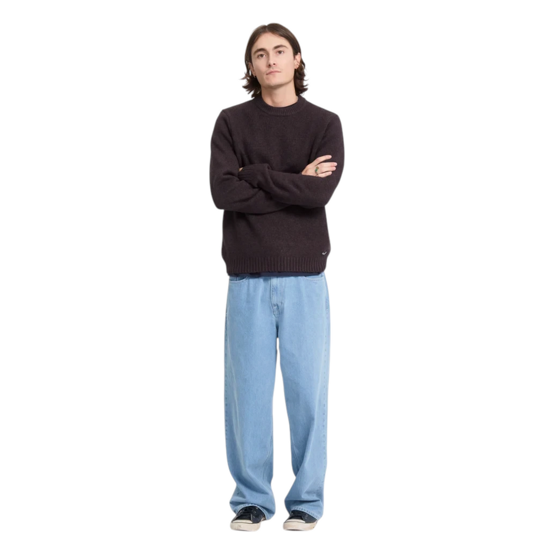 Homme portant le pull Born2ride Volcom Edmonder II en maille couleur raisin avec col rond et jean bleu clair