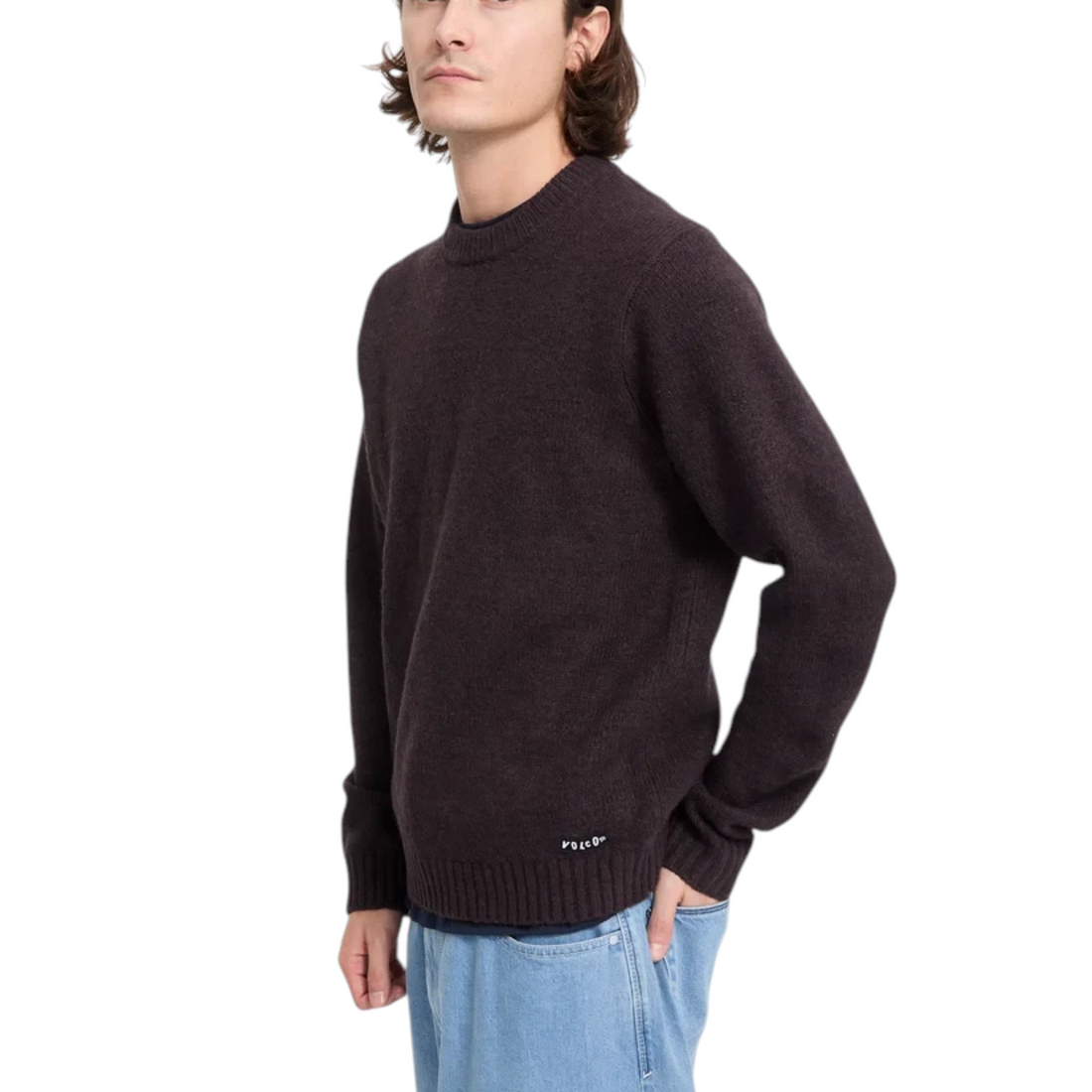 Homme portant le pull en maille Born2ride Volcom Edmonder II couleur raisin avec col rond et logo discret