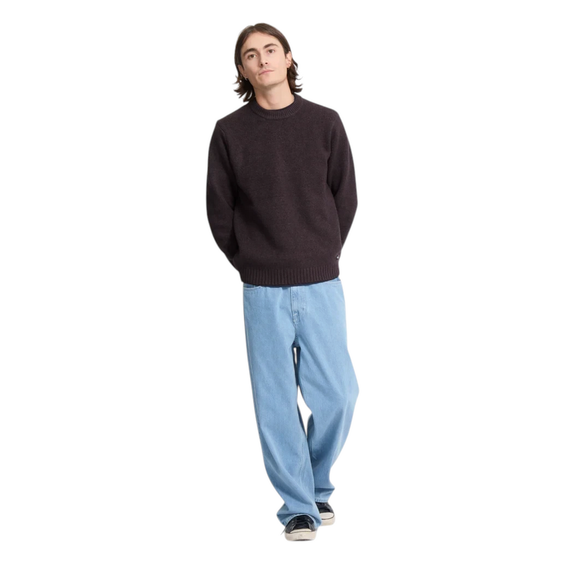 Homme portant le pull Born2ride Volcom Edmonder II en maille couleur raisin avec un jean bleu clair