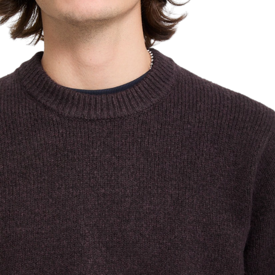 Homme portant le pull en maille Born2ride Volcom Edmonder II couleur raisin avec col rond