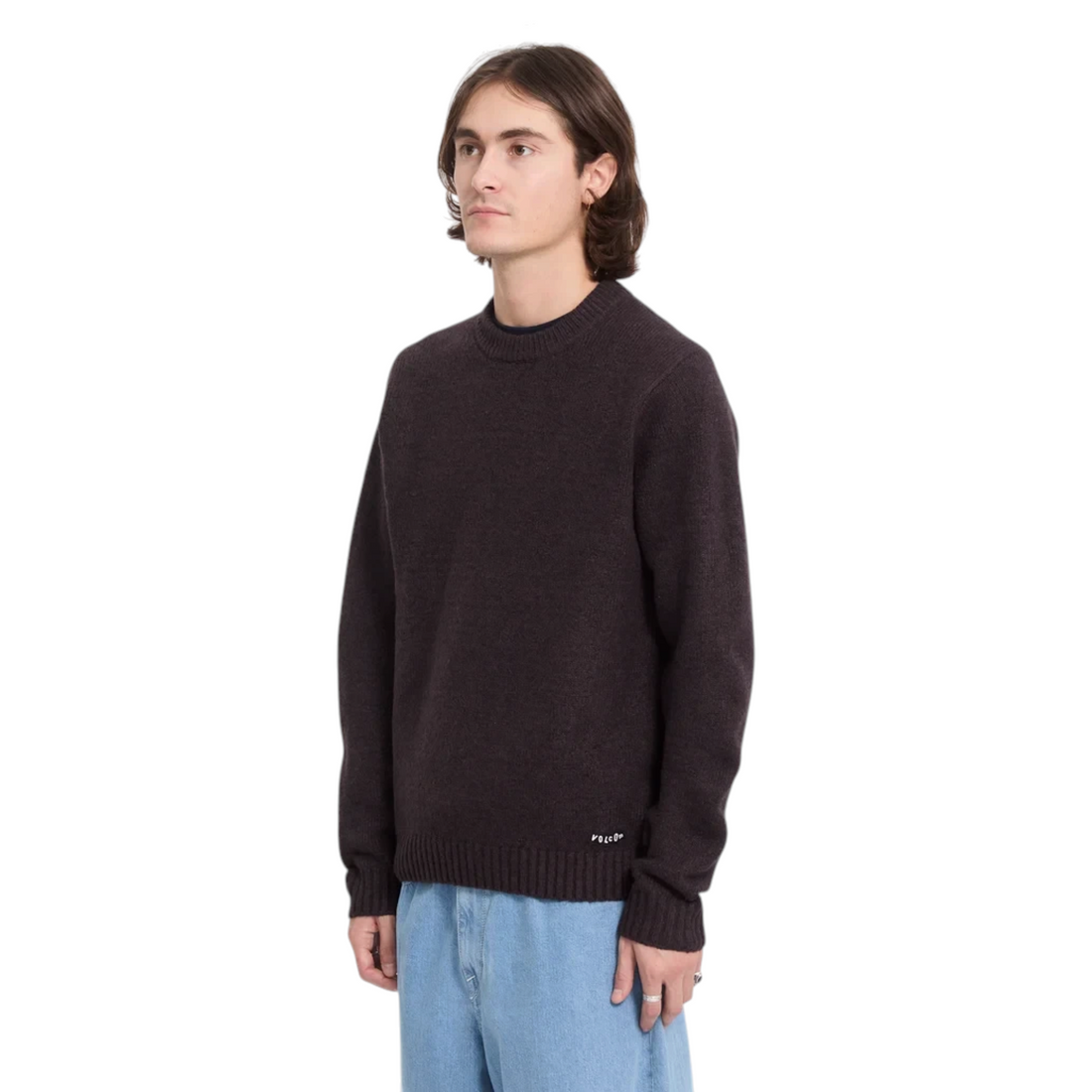 Homme portant le pull en maille Born2ride Volcom Edmonder II couleur raisin avec col rond et coupe streetwear