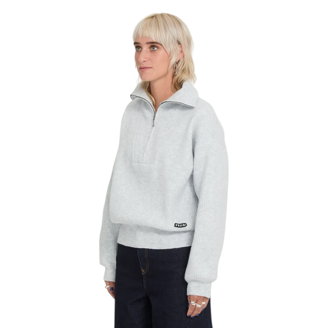 Femme portant le pull Born2ride Volcom Voltrane en maille chinée beige clair avec col zippé et coupe décontractée