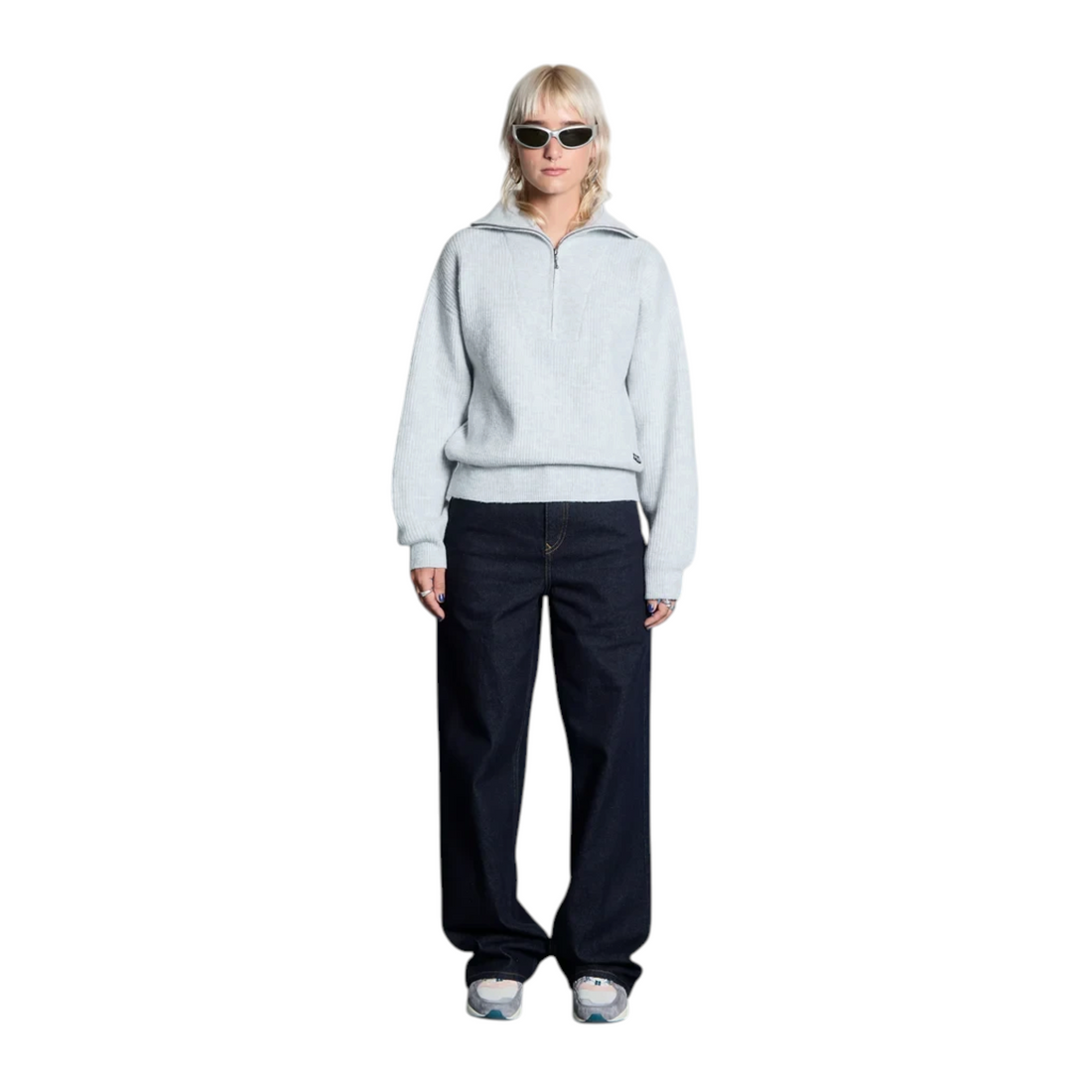 Pull femme Born2ride Volcom Voltrane en maille chinée beige clair avec col zippé porté par une mannequin