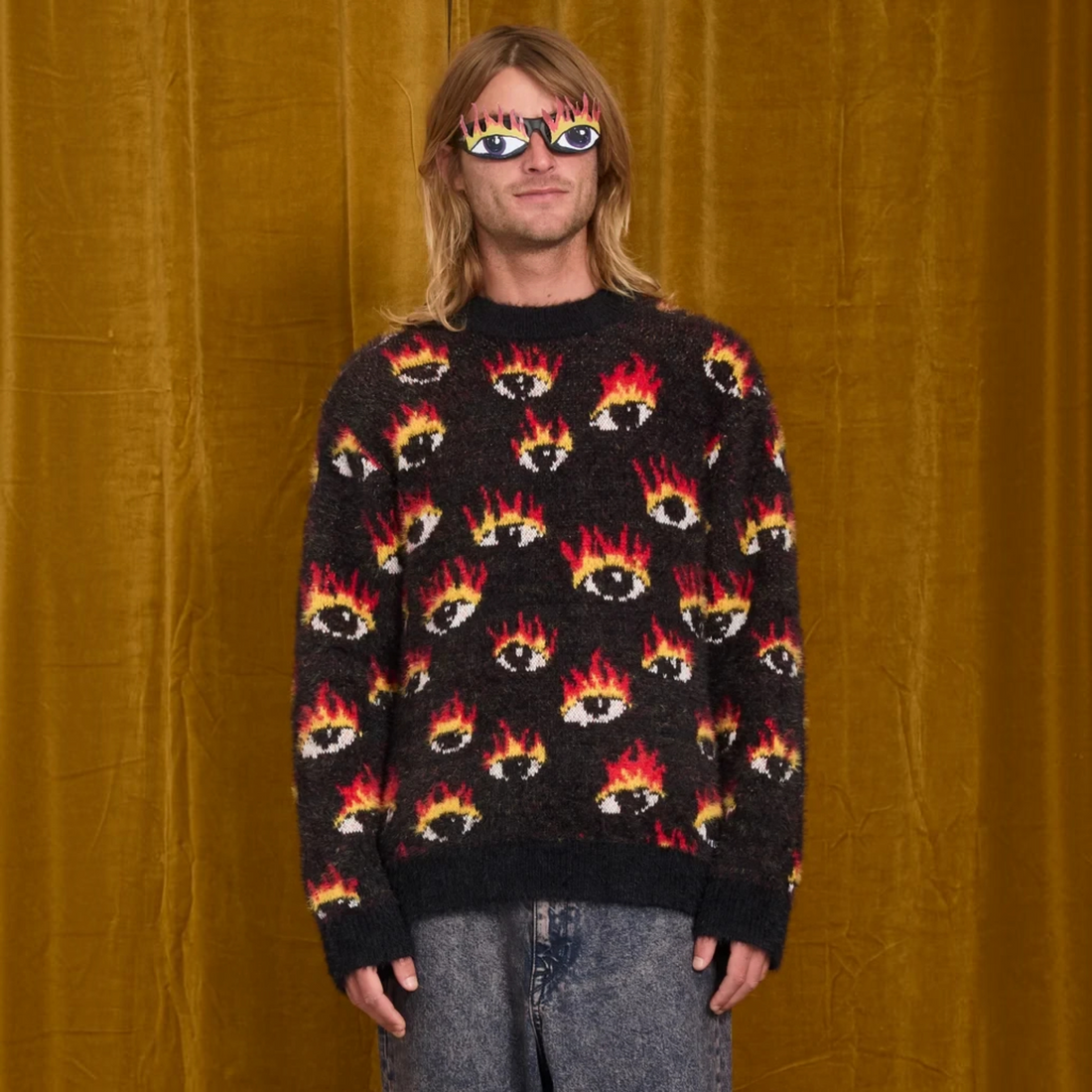 Homme portant le pull Born2ride Volcom Fa Ozzy Swtr Eyes noir avec motif graphique d'yeux enflammés en nylon acrylique