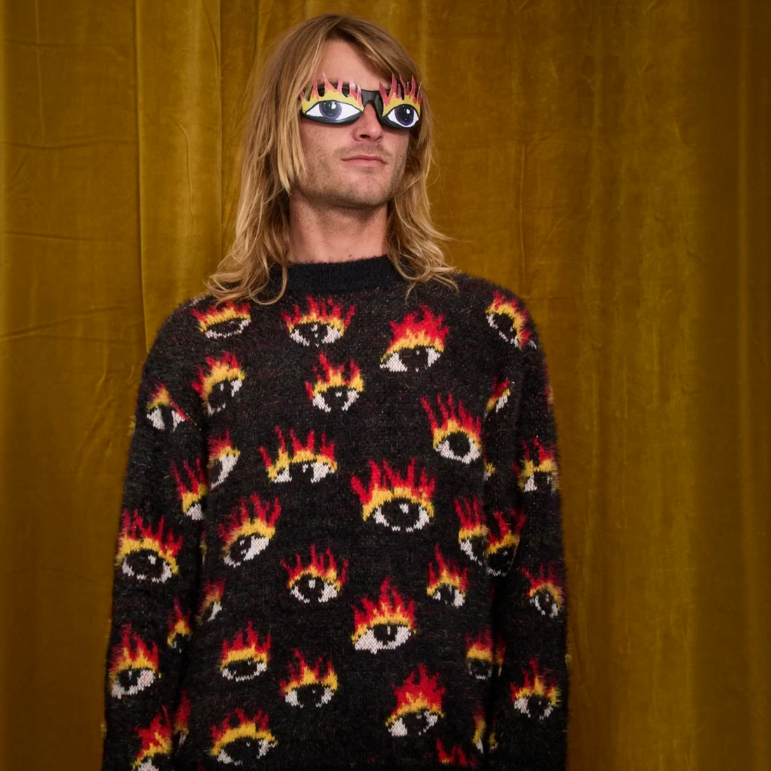 Homme portant le pull Born2ride Volcom Fa Ozzy noir avec motif yeux enflammés en nylon et acrylique
