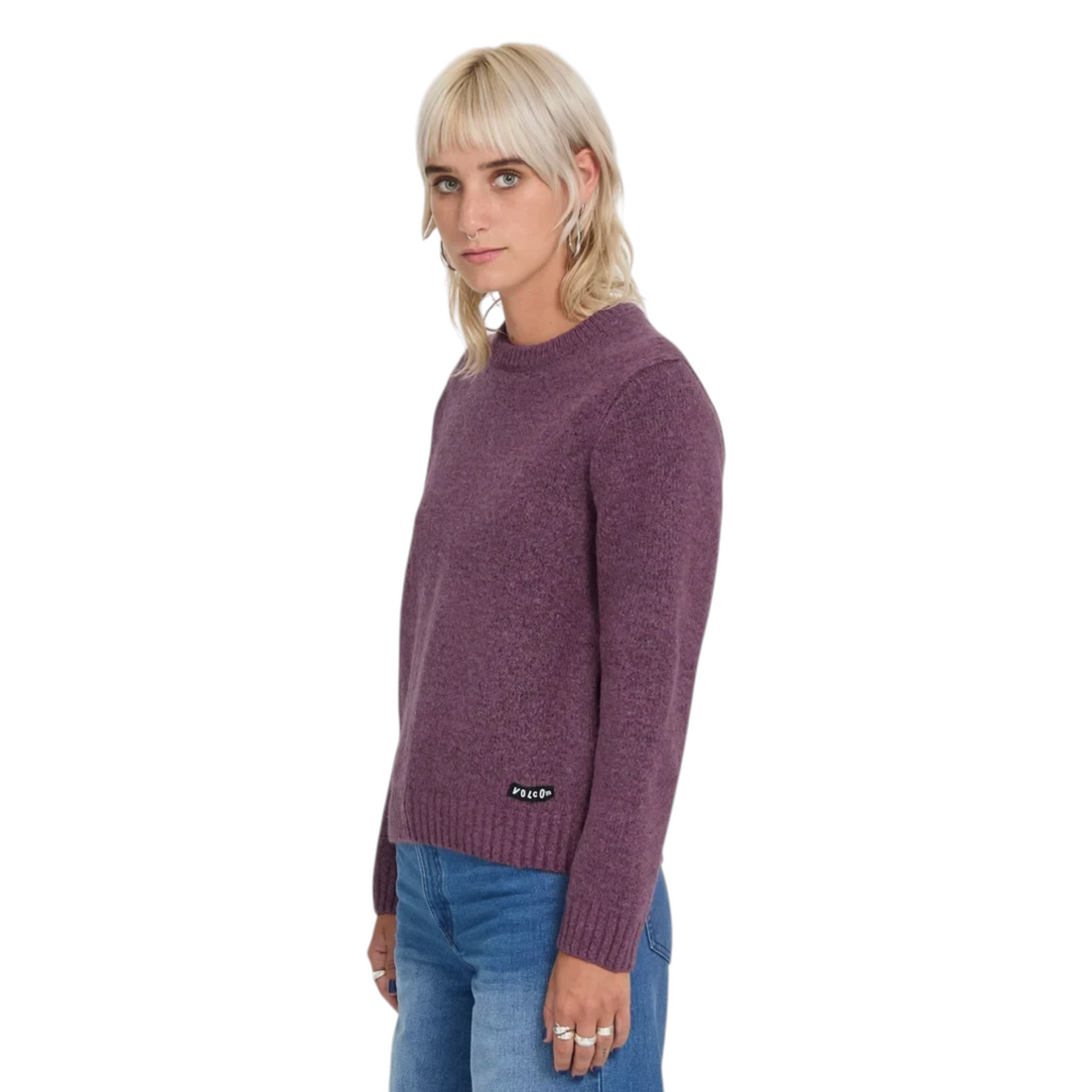 Pull Born2ride Volcom Wedmonder en tricot doux couleur orchid avec col rond et coupe ample porté par une femme
