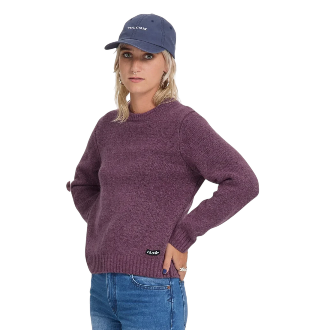 Pull Born2ride Volcom Wedmonder en tricot doux couleur orchid à col rond porté par une femme avec une casquette