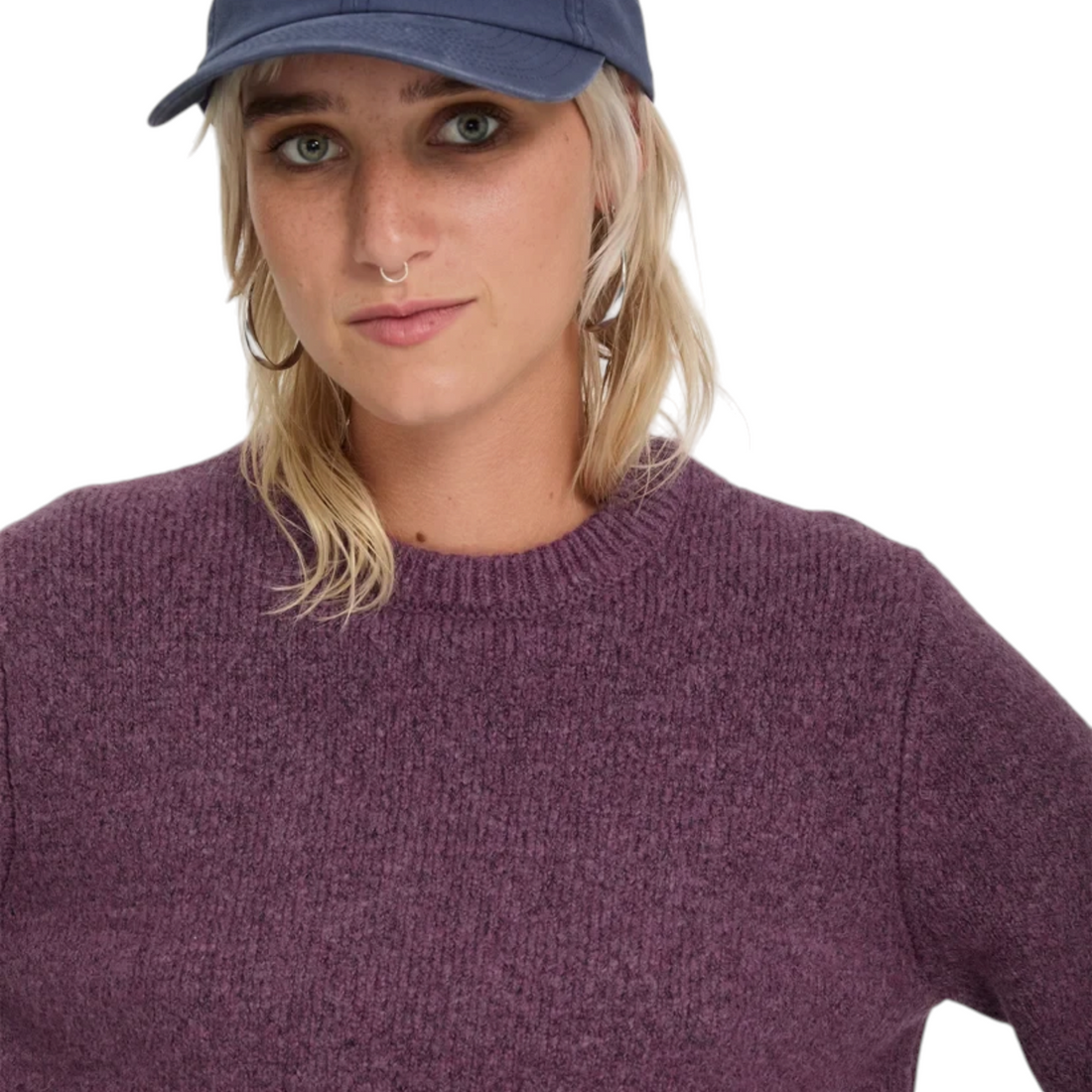 Pull Born2ride Volcom Wedmonder en tricot doux couleur orchid avec col rond porté par une femme avec une casquette
