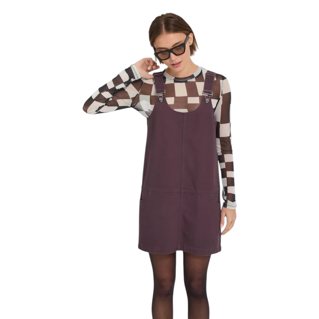 Robe chasuble Born2ride Volcom Workestra couleur raisin portée par une femme avec un haut à manches longues à carreaux