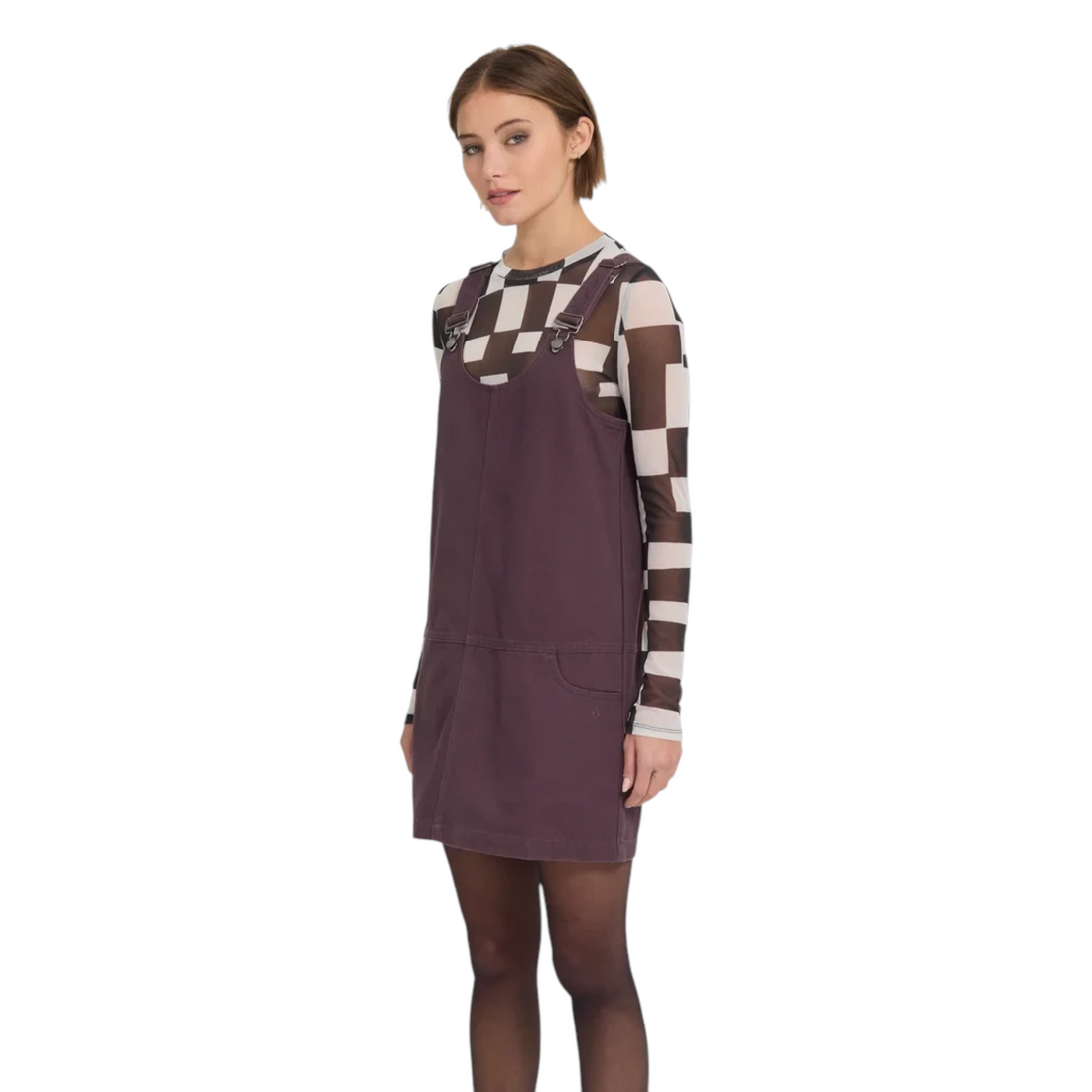 Robe salopette Born2ride Volcom Workestra couleur raisin portée par une femme avec un haut à manches longues à carreaux