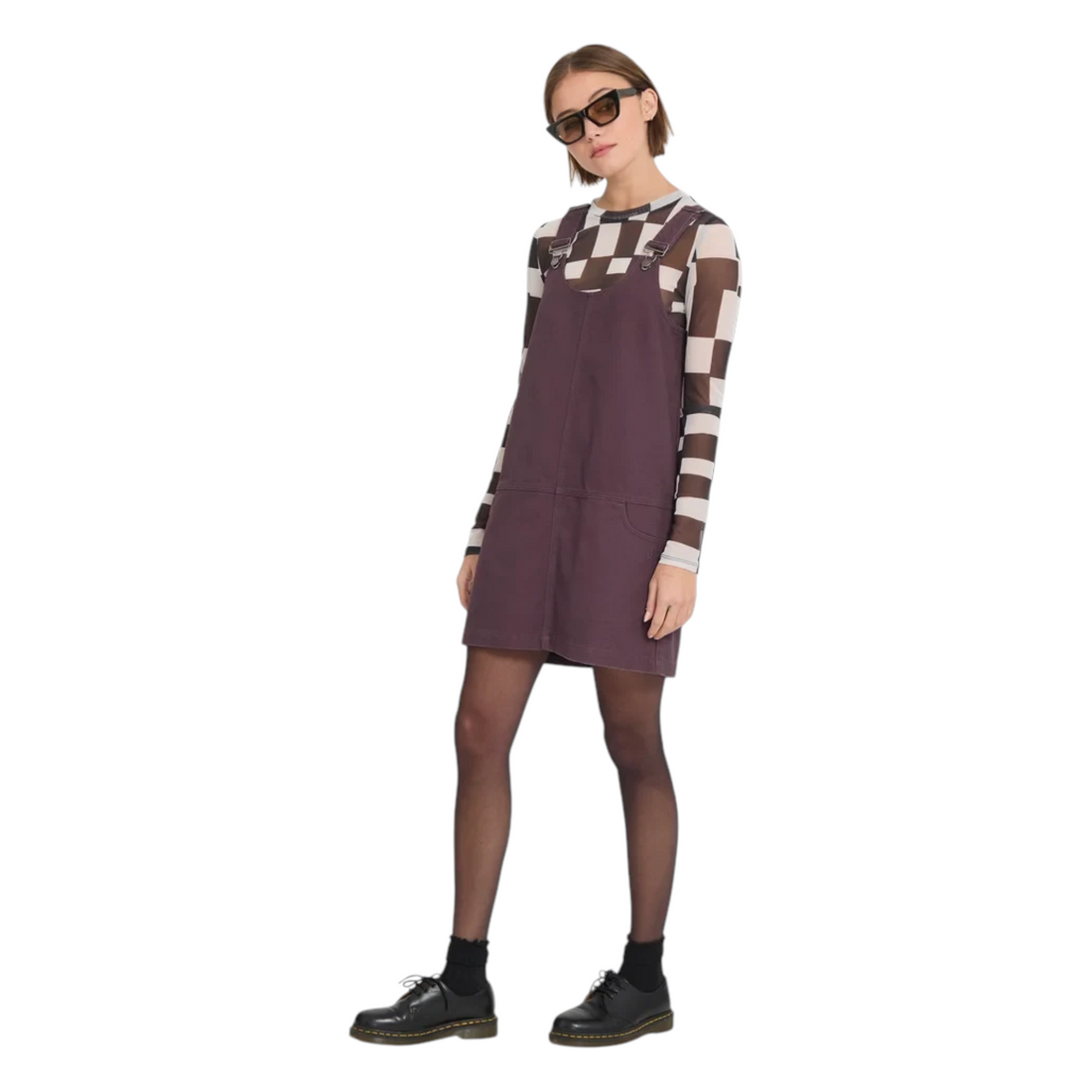 Robe salopette Born2ride Volcom Workestra couleur raisin portée par une femme avec un haut à carreaux et des bottines