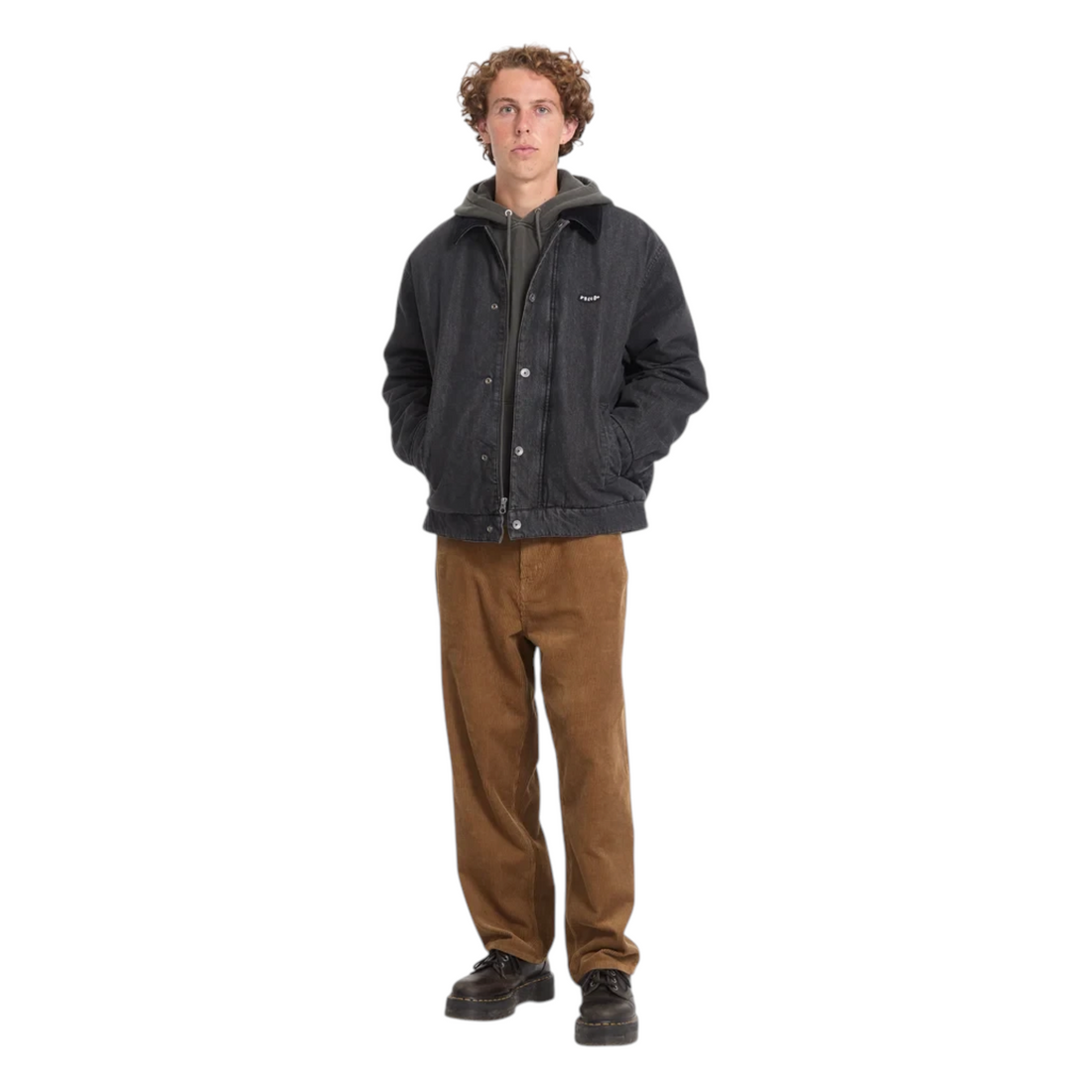 Homme portant la veste Born2ride Volcom Stonewish en coton noir avec col contrastant sur fond blanc