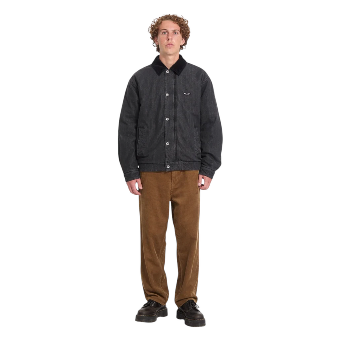 Homme portant la veste noire en coton Volcom Stonewish Jacket vendue par Born2ride avec un pantalon en velours