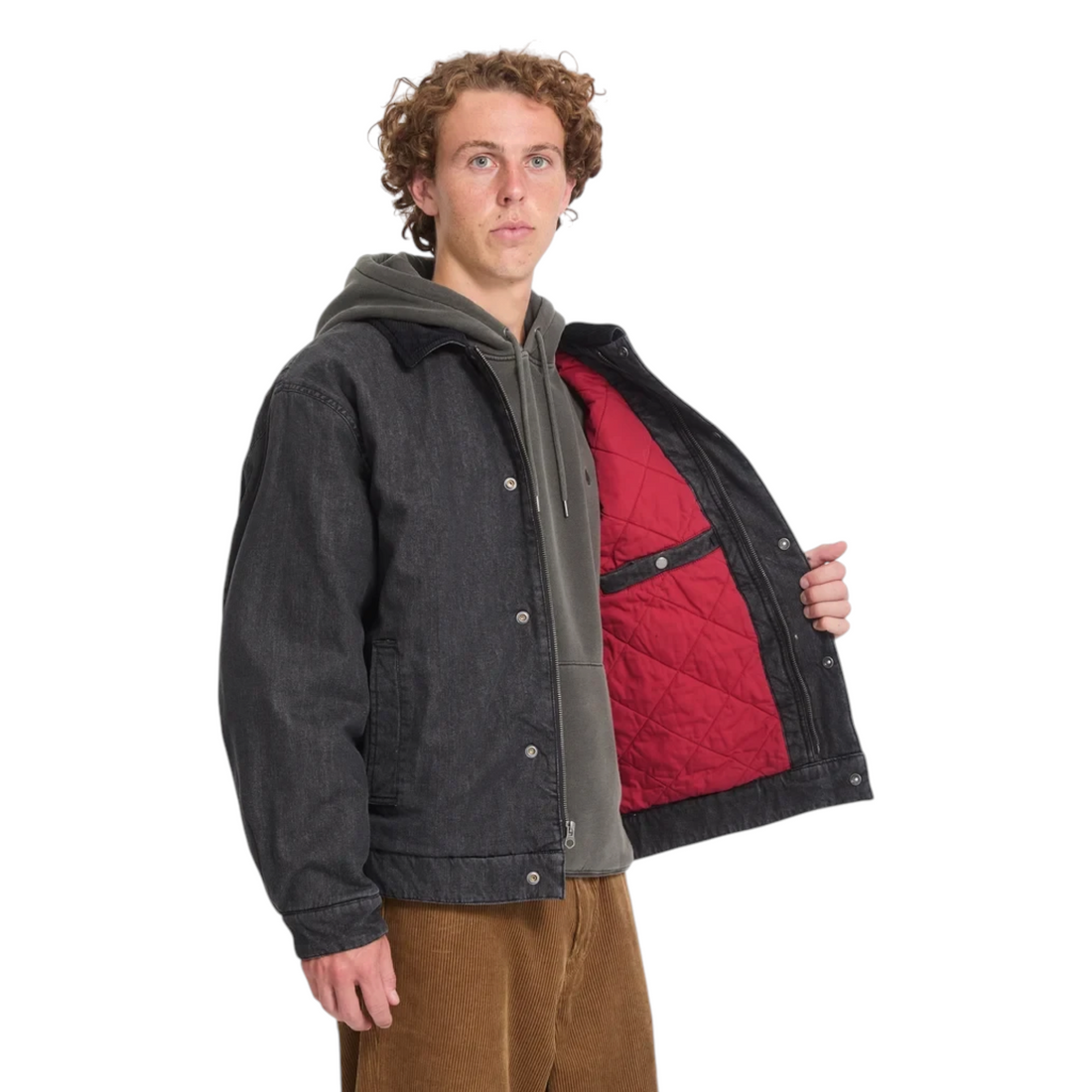 Veste Born2ride Volcom Stonewish noire en coton avec doublure matelassée rouge portée par un homme