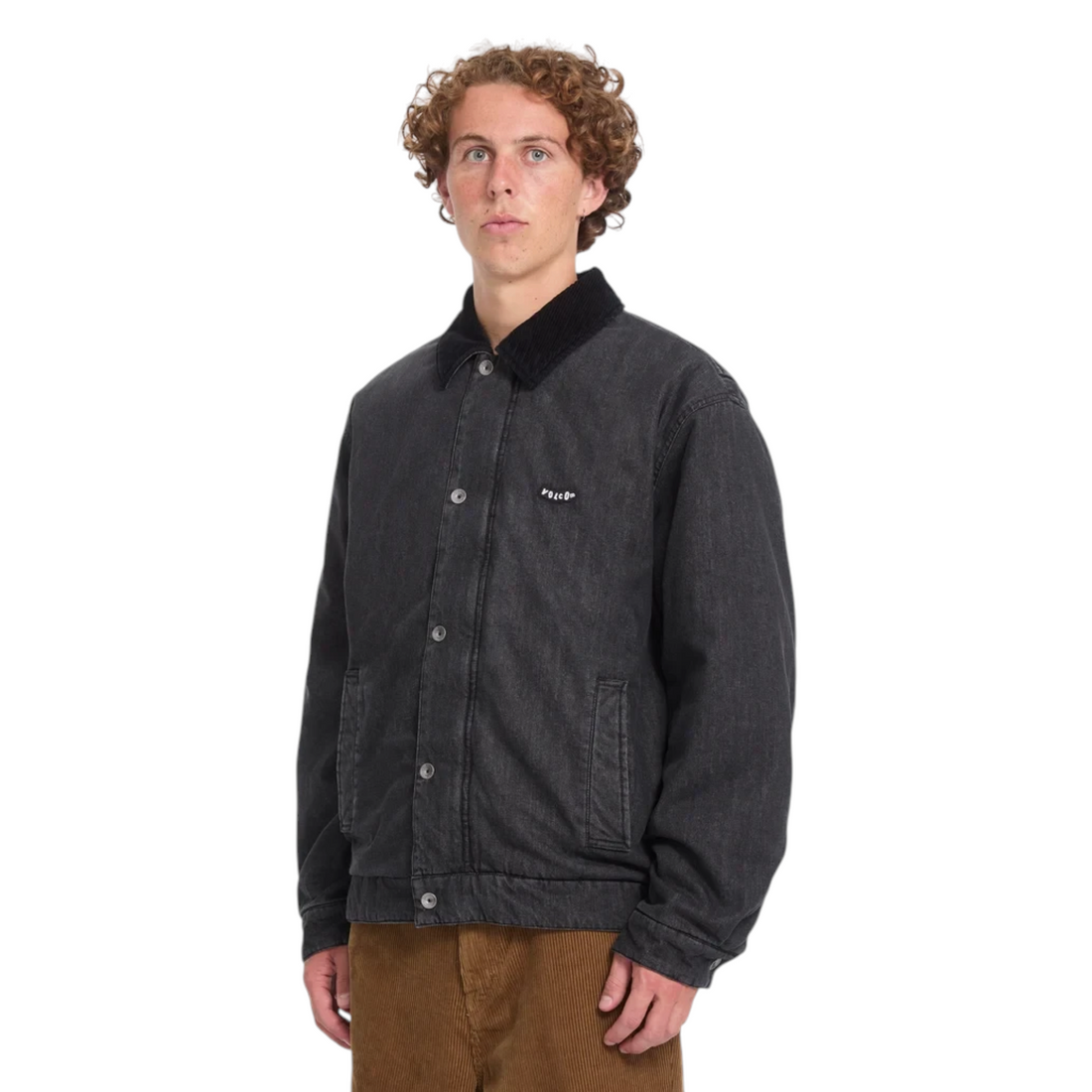 Homme portant la veste Born2ride Volcom Stonewish noire en coton avec col en velours côtelé sur fond blanc