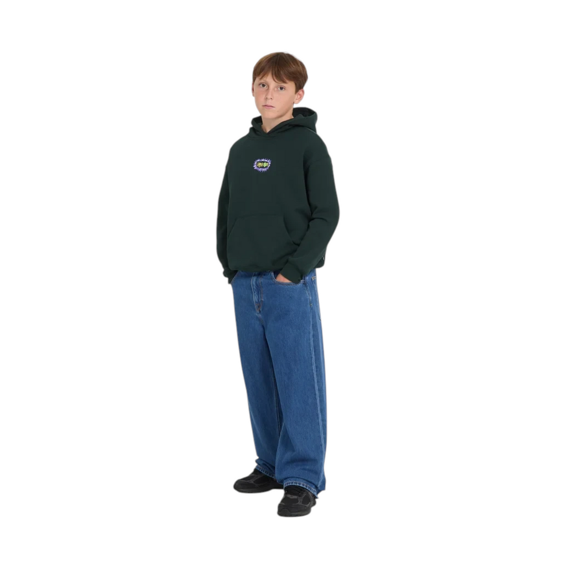 Garçon portant un sweat à capuche Born2ride Volcom Fa Ozzy Po vert foncé avec un jean bleu large