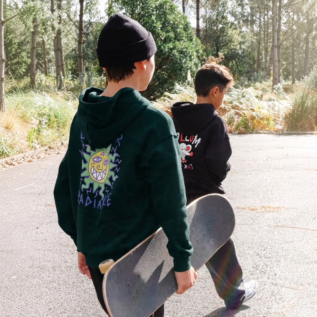 Deux garçons portant des sweats à capuche Born2ride Volcom Fa Ozzy Po, l'un vert avec motif soleil, l'autre noir.
