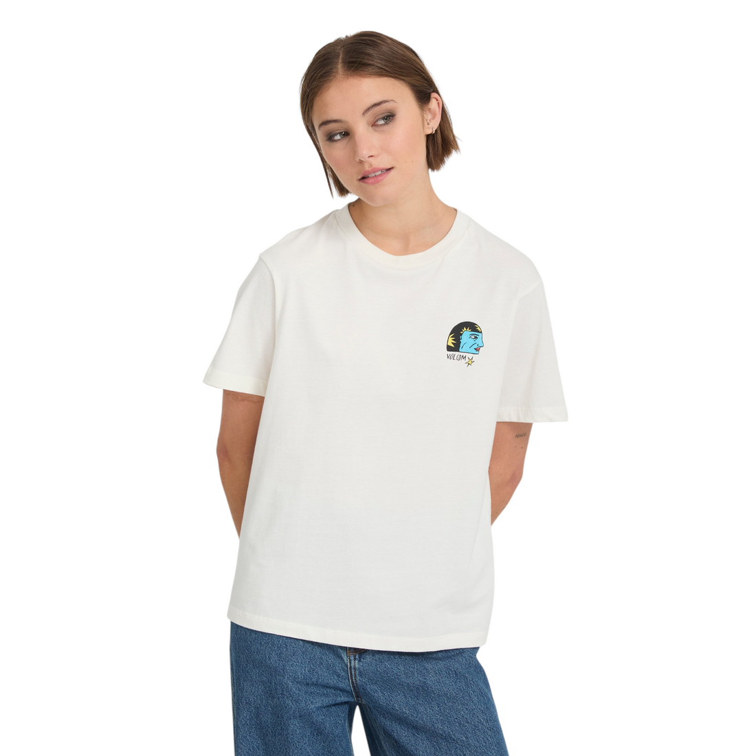 Femme portant un t-shirt Born2ride Volcom Radical Daze Up en coton blanc cassé avec un petit imprimé graphique