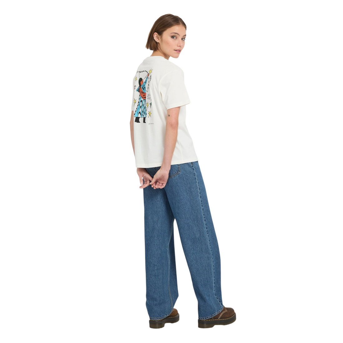 Mannequin portant le t-shirt Born2ride Volcom Radical Daze Up blanc cassé avec imprimé graphique au dos et jean large