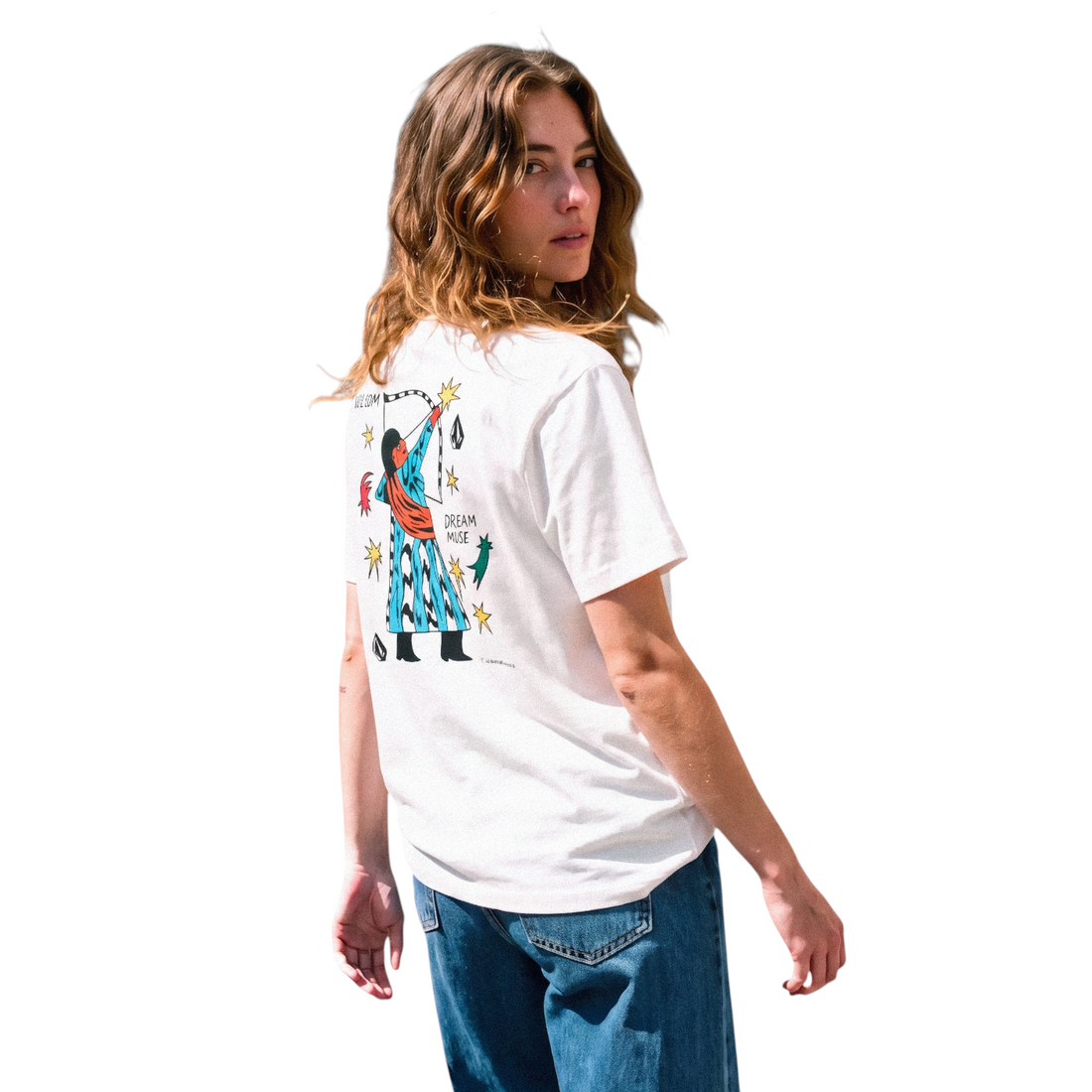 Femme portant le t-shirt Born2ride Volcom Radical Daze Up blanc cassé avec imprimé graphique coloré au dos