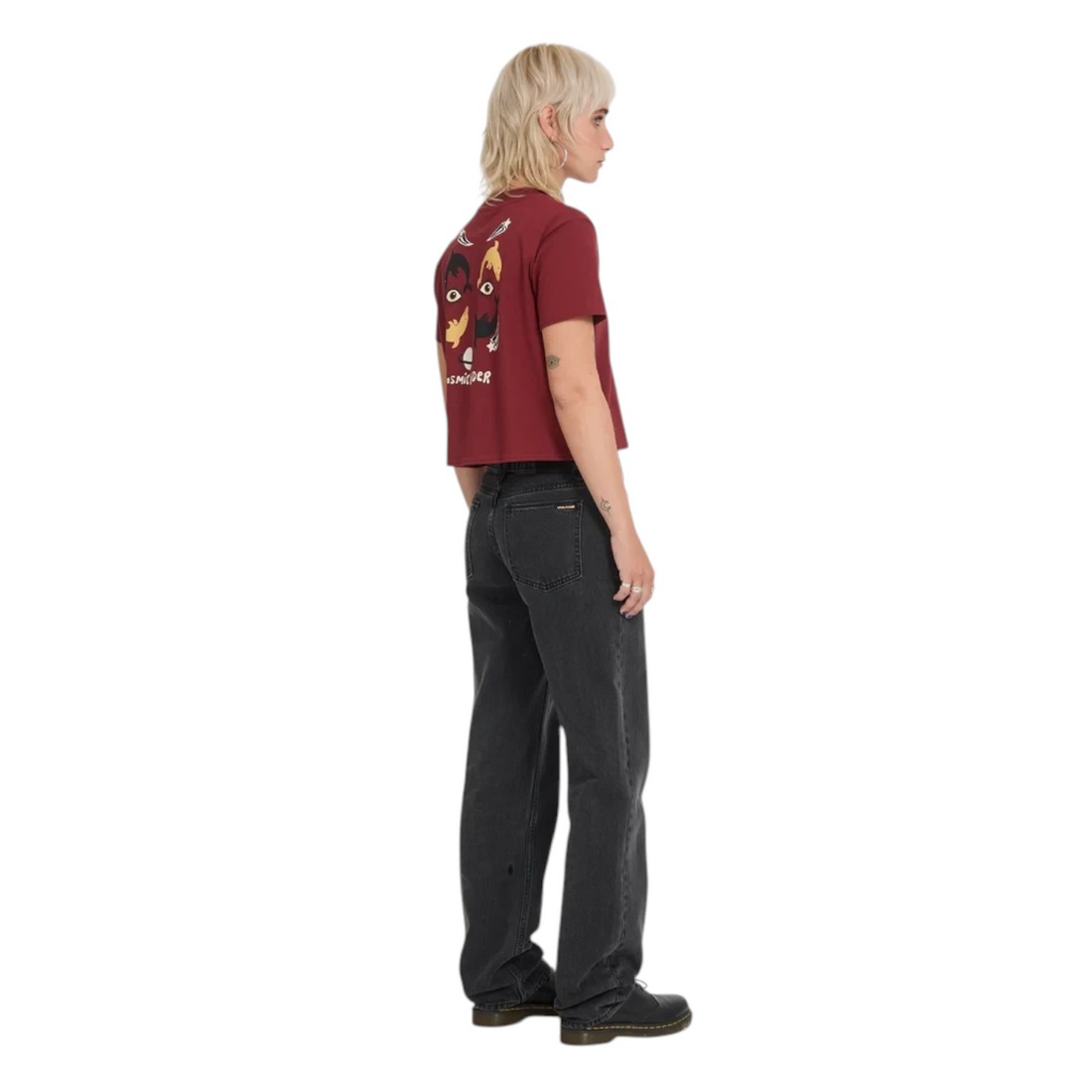 Femme portant le t-shirt Born2ride Volcom FA Ozzy SS en coton bio couleur brique avec imprimé graphique au dos
