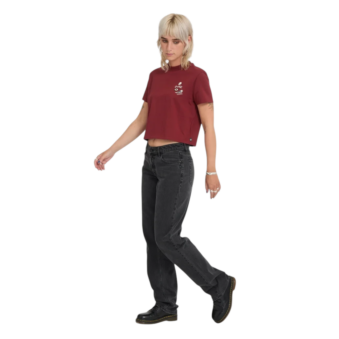 Femme portant le t-shirt Born2ride Volcom FA Ozzy SS en coton biologique couleur brique avec un jean noir