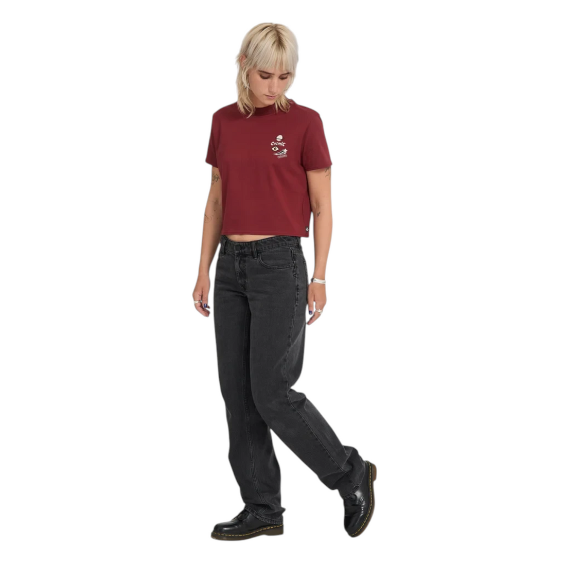 Modèle portant le t-shirt Born2ride Volcom FA Ozzy SS en coton biologique couleur brique avec logo sur la poitrine