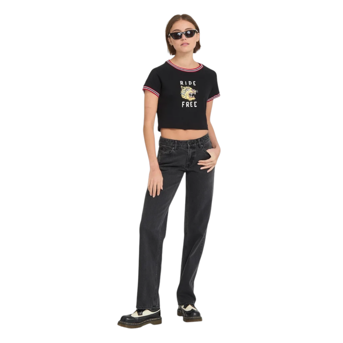 Modèle portant le t-shirt Born2ride Volcom FA Ozzy noir court avec motif tigre et détails rayés au col et manches