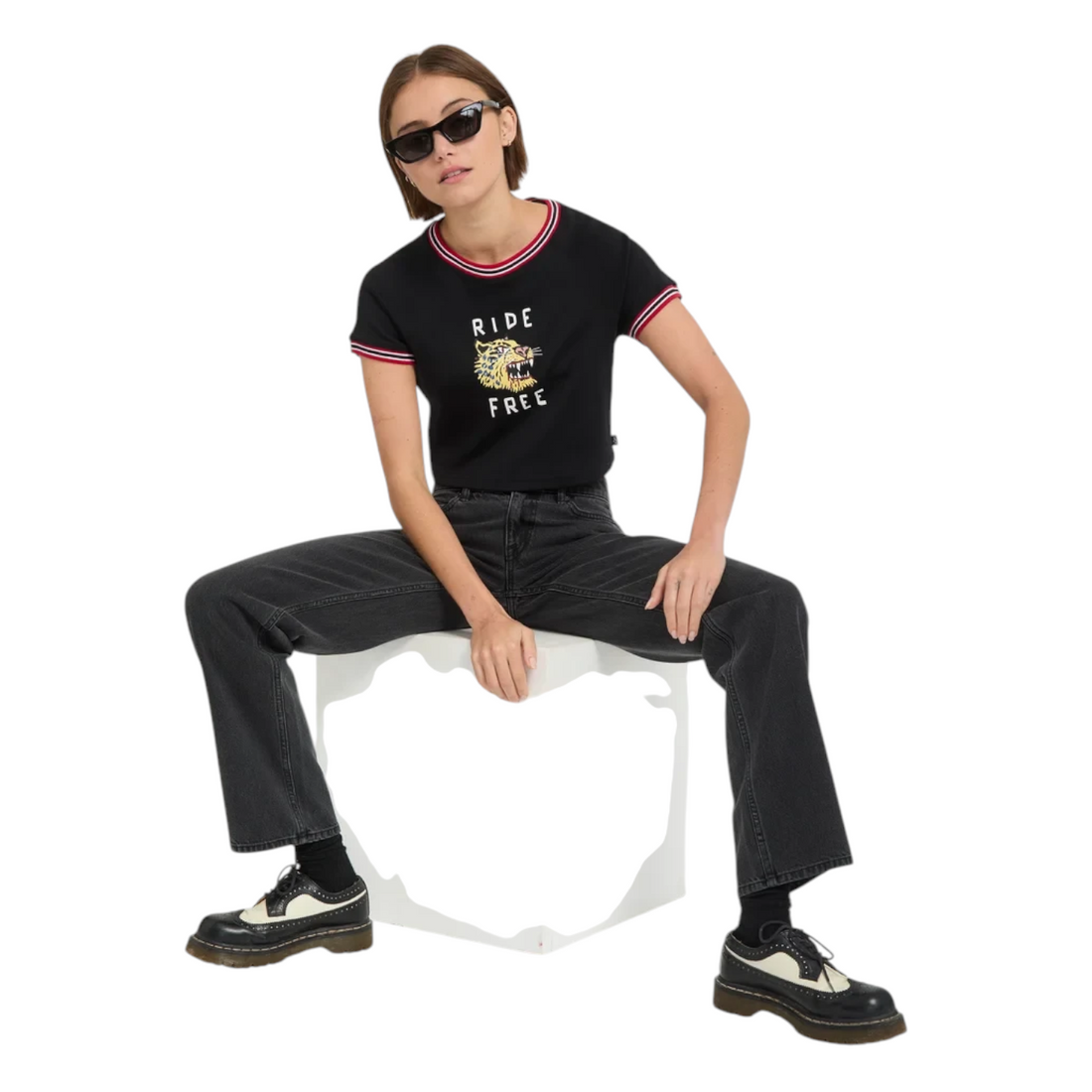 Modèle portant le t-shirt noir Born2ride Volcom FA Ozzy avec imprimé tigre et col rayé, style streetwear décontracté