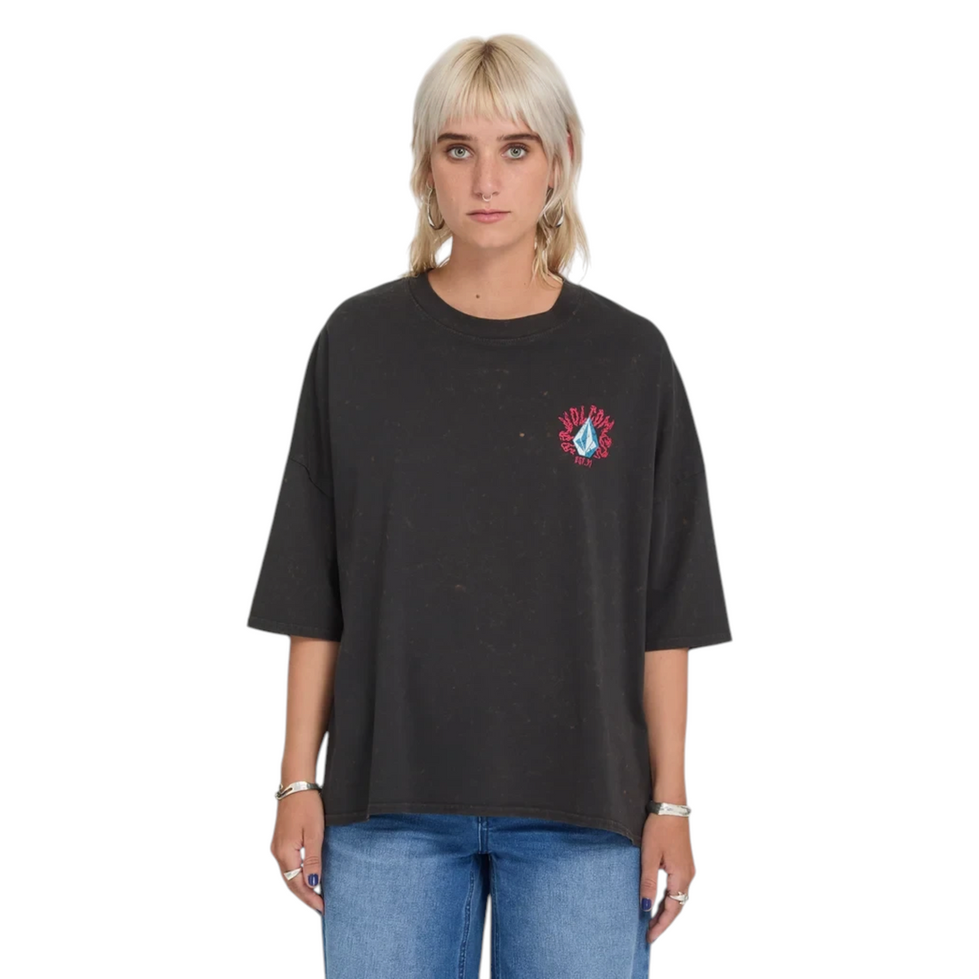 T-shirt Born2ride Volcom Voltrip noir délavé style vintage avec logo imprimé sur la poitrine porté par une femme