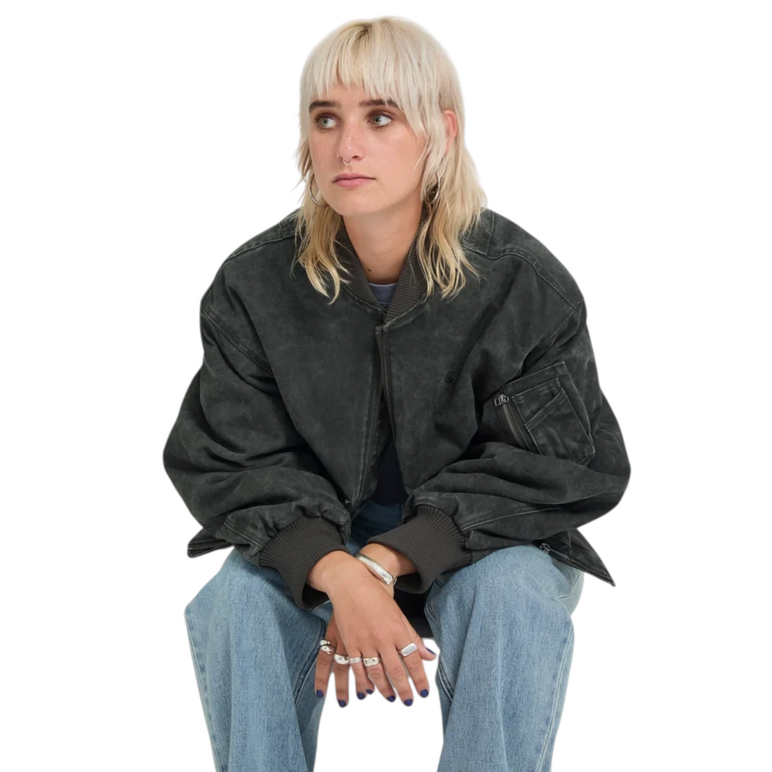 Veste bomber femme Born2ride Volcom Workestra gris délavé au style streetwear décontracté portée par une mannequin