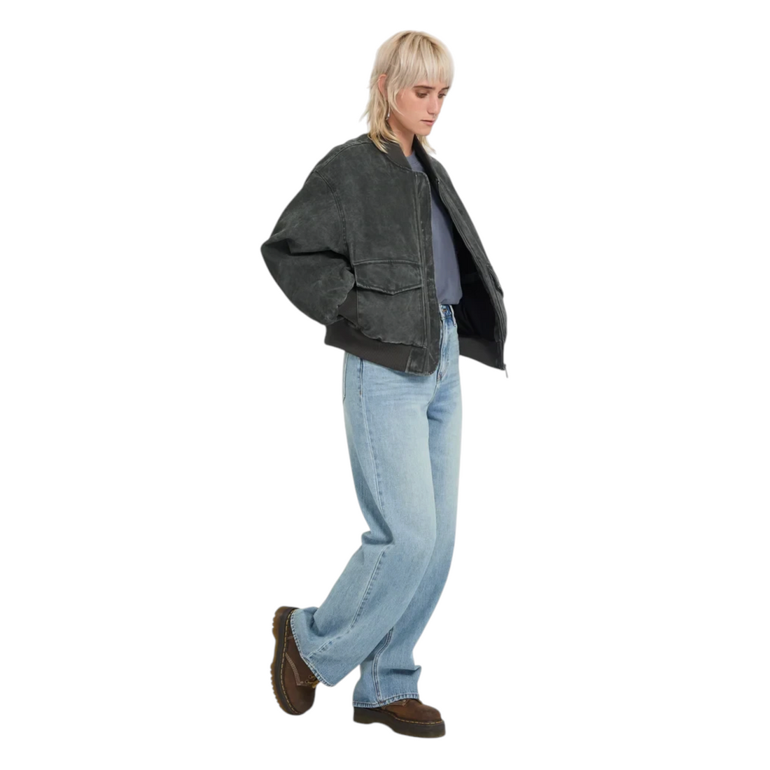 Mannequin portant la veste bomber Born2ride Volcom Workestra gris délavé au style streetwear décontracté