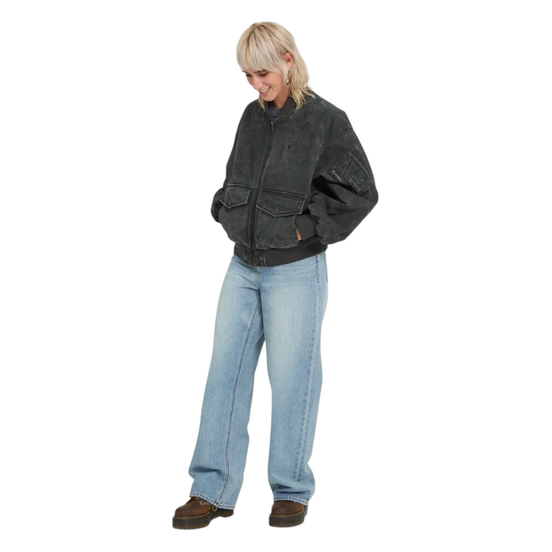 Veste bomber Born2ride Volcom Workestra noire délavée portée par une femme avec un jean large et des chaussures