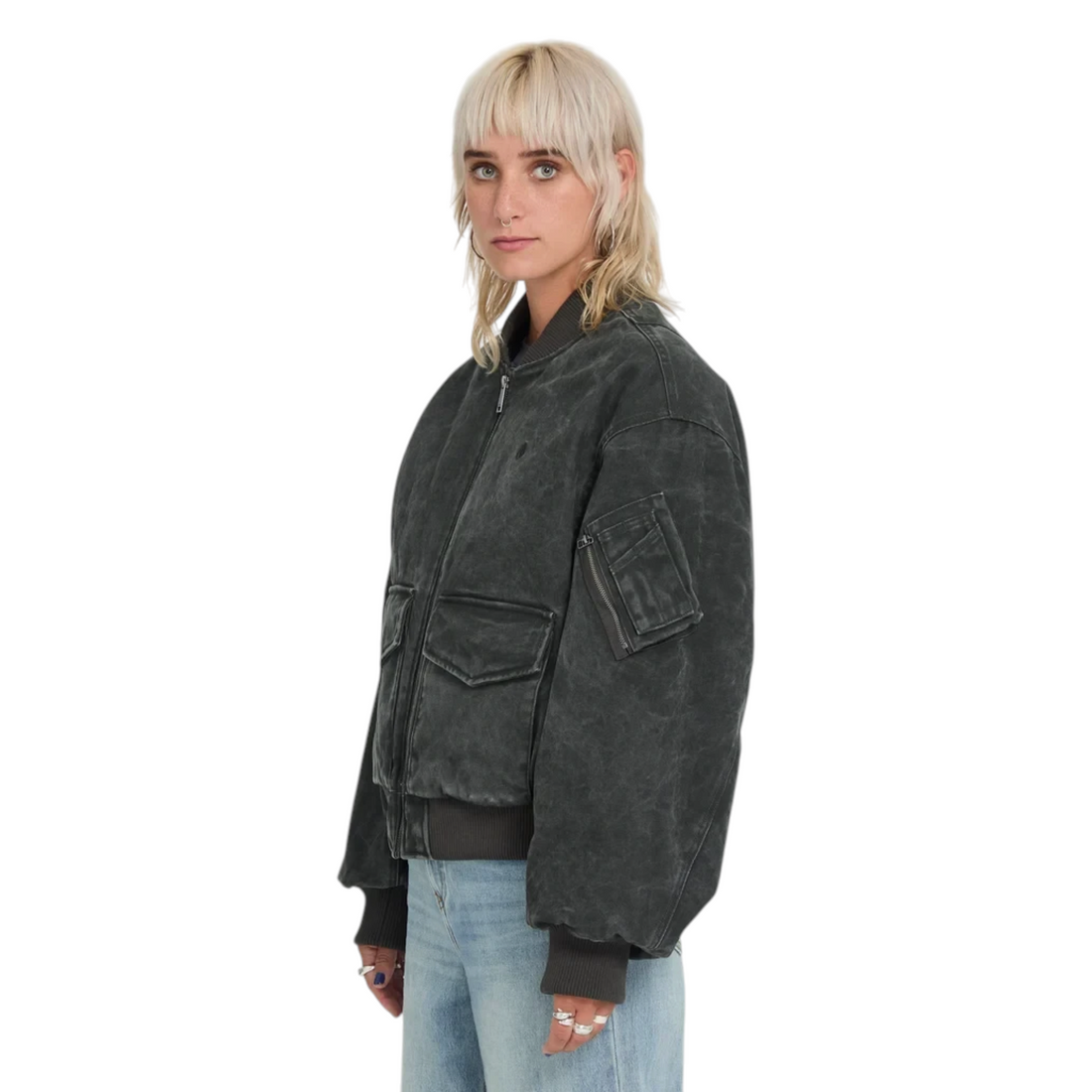 Veste bomber femme Born2ride Volcom Workestra noire à effet délavé portée par une mannequin