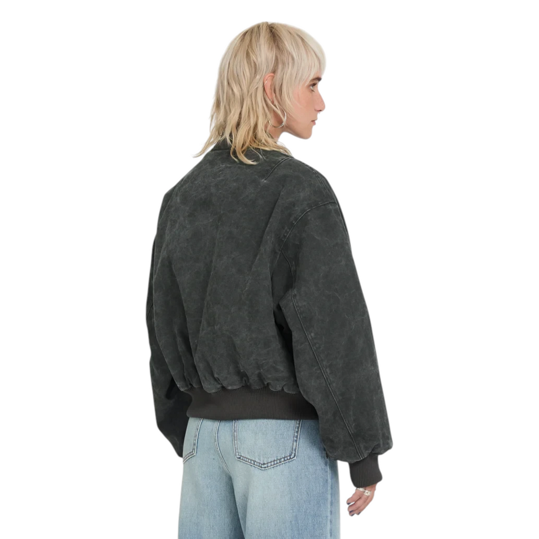Veste bomber Born2ride Volcom Workestra noire à effet délavé portée par une femme de dos