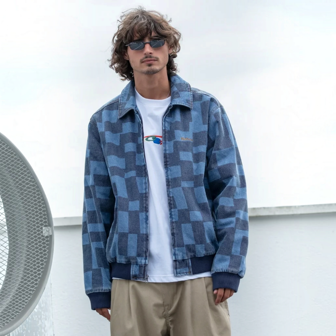 Homme portant une veste Born2ride Volcom Fa Carrau en denim bleu à motif damier avec col et bordures côtelées