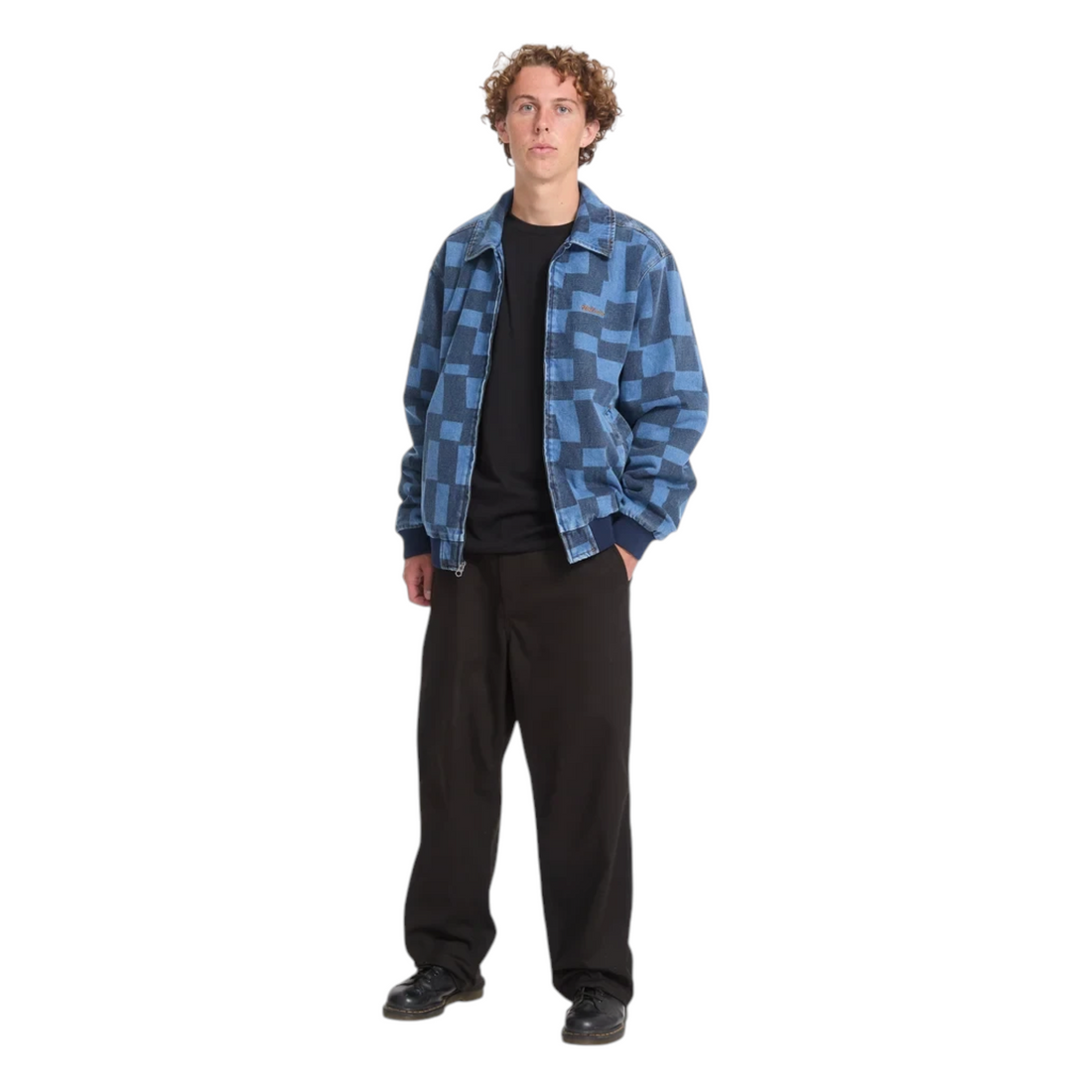 Homme portant une veste en jean Born2ride Volcom Fa Carrau à motif damier bleu sur un t-shirt noir