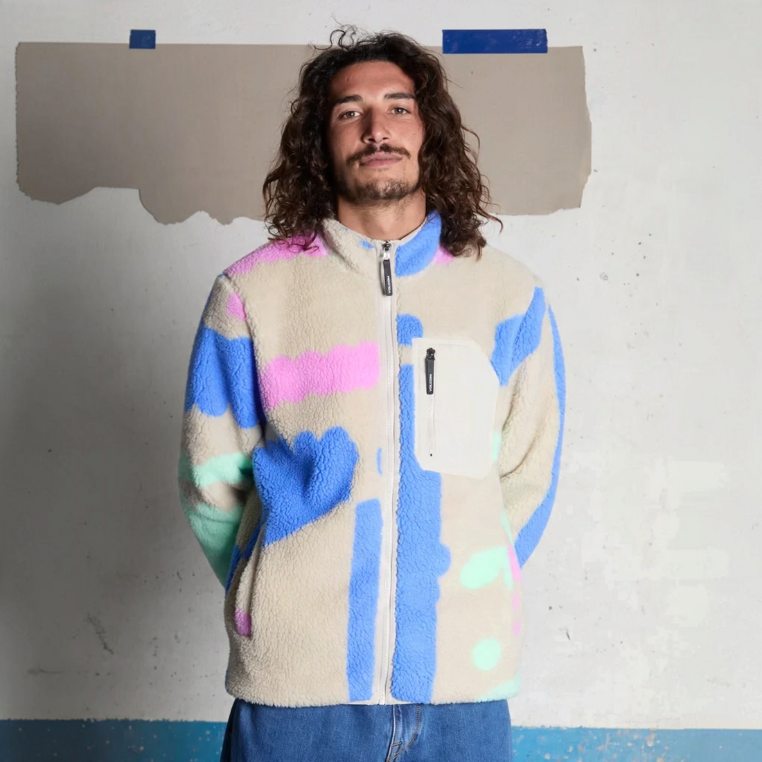 Homme portant la veste Born2ride Volcom Fa Carrau Fuzzar Zip en polaire beige à motifs colorés et fermeture éclair