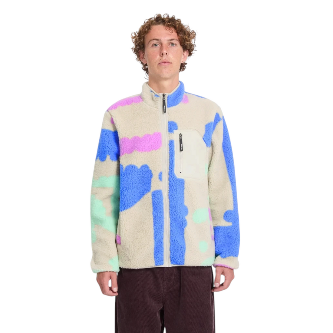 Homme portant la veste polaire Born2ride Volcom Fa Carrau Fuzzar Zip à motifs colorés sur fond beige